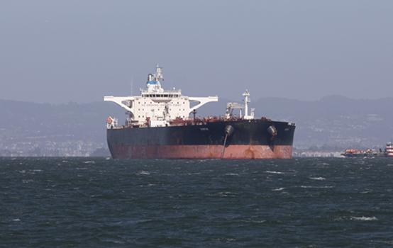 2020年4月26日，一艘油轮停泊在美国加州旧金山湾区水域。图|新华社