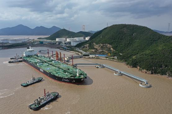 2020年10月15日，一艘油轮停靠在浙江舟山的一处原油码头。图|IC photo
